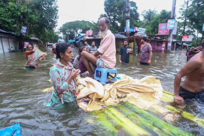 Un grupo de personas son rescatadas tras las graves inundaciones en Bangladesh.