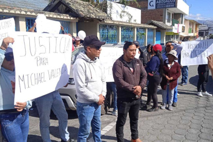 Cayambe. Los parientes de la víctima se organizaron para realizar un plantón en la Fiscalía de esta ciudad.