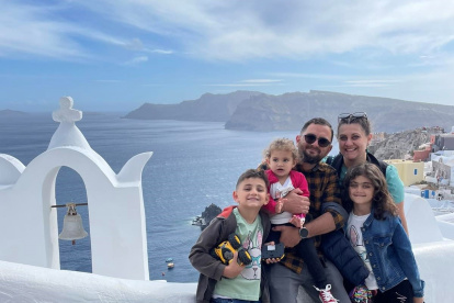 Georgia Diela (derecha, detrás), periodista de 37 años, con su marido y sus hijos en Santorini (Grecia).