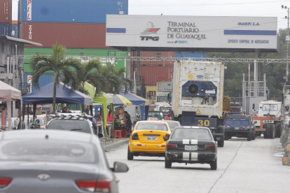 Los atascos en el Puerto de Guayaquil afectan al sector comercial.