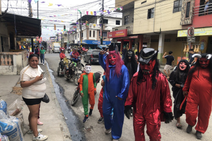 Tres nuevos personajes acompañan al diablo rojo en la danza de Los Mojigos.