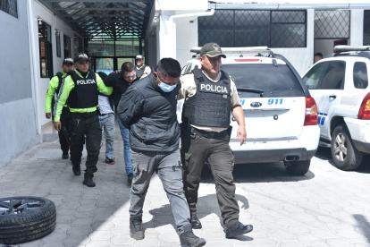 Tres personas fueron detenidas, uno presenta antecedentes por robo