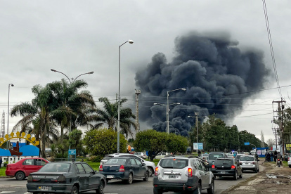 Un incendio se desató en la refinería del Complejo Industrial Ingeniero Enrique Mosconi, este 22 de agosto de 2024, en Ensenada (Argentina).