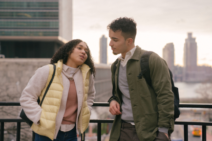 Explora los términos románticos y frases que la Generación Z usa en sus relaciones. Un glosario esencial para entender cómo se comunican en el amor.