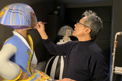 El pintor ecutoriano Miguel Betancourt intervino la efigie de la infanta Margarita para la muestra "Meninas Madrid Gallery"