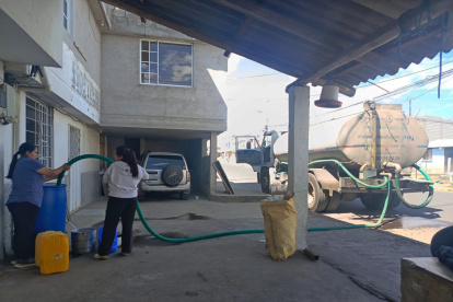 Imagen referencial. La Epmaps entregará agua con tanqueros, mientras se restablece el servicio en los sectores afectados.