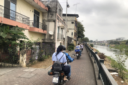 El malecón peatonal sirve de ruta para repartidores de comida y motociclistas en general. Las familias piden ayuda.