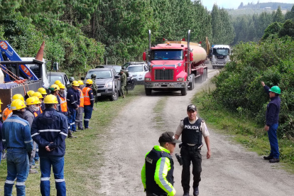 Militares y policías trabajaron en la destrucción de la toma clandestina de combustible.