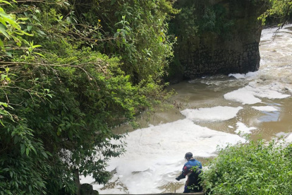 Afluente. Científicos toman muestras para su análisis, del río Machángara.