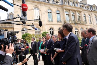 La candidata designada para primer ministro del Nuevo Frente Popular (NFP), Lucie Castets y miembros de la coalición izquierdista del NFP, hablan con los medios de comunicación.