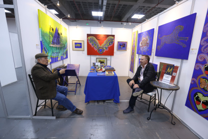 El artista plástico Nelson Román (izquierda), quien nació en Latacunga, se dedica,  sobre todo, a la pintura y al grabado. En la foto, con su asistente,  con su asistente, Fernando Burbano.