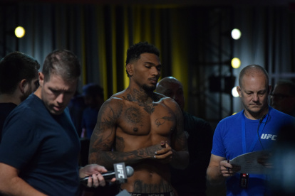 Michael Morales segundos antes de subirse a la báscula.