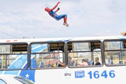 Spider-Man Busetero salta sobre autobuses en movimiento.