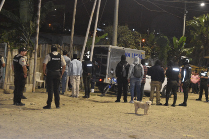 La Policía y criminalística realizaron el levantamiento de los cuerpos