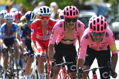 Richard Carapaz (c) tuvo el apoyo de su compatriota Alexander Cepeda (d).