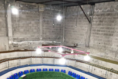 La gallera tenía un amplio escenario iluminado, palenque y graderíos.