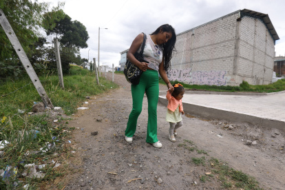 La preocupación de los vecinos son las obras inconclusas y piden que se fiscalice. En Quitumbe solo adoquinaron una parte de la vía, mientras que la otra está de tierra.