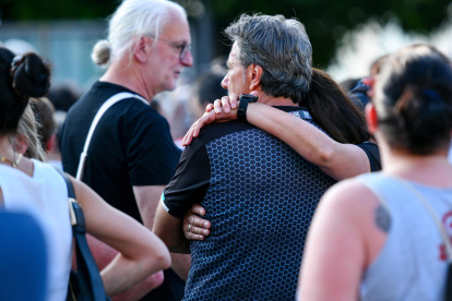 Este sábado 24, decenas de personas se congregaron cerca del lugar del ataque con cuchillo en el centro de Solingen, Alemania.