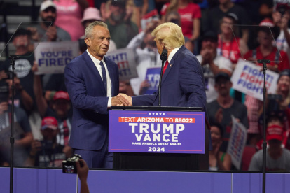 Robert F. Kennedy Jr. se une al candidato presidencial republicano, Donald Trump, en un mitin electoral en el Desert Diamond Arena en Glendale, Arizona, EE. UU., el 23 de agosto de 2024.
