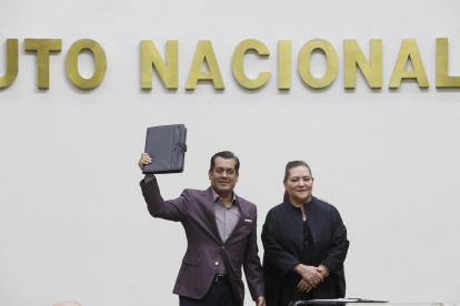 El representante de Movimiento de Regeneración Nacional ante el Instituto Nacional Electoral (INE), Sergio Gutiérrez Luna, muestra la constancia de asignación de legisladores a su partido.