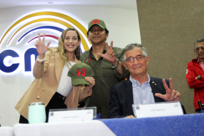Andrea González Nader, candidata a la Presidencia, junto con Lucio Gutiérrez.