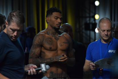 Michael Morales segundos antes de subirse a la báscula.