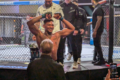 Michael Morales se llevó la victoria en el primer asalto.