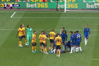 Momento en el que Moisés Caicedo recibió la falta.