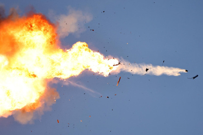 Un vehículo aéreo no tripulado (UAV) de Hizbulá que cruza desde el Líbano es interceptado por un caza israelí sobre una zona cercana a la frontera entre ambos países.