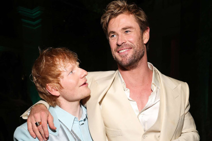 Chris Hemsworth logra tocar la batería para Ed Sheeran en Rumania