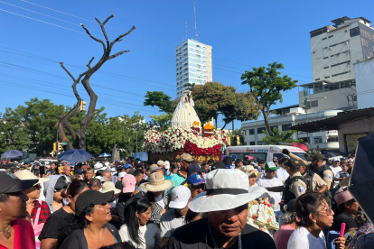 Decenas de fieles recorrieron las calles de centro durante la peregrinación de la Virgen del Cisne.