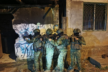 El presidente ordena a la fuerza pública a utilizar sus armas.