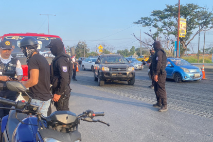 La Gobernación del Guayas realizó un operativo en la León Febres Cordero, en La Aurora, Daule.