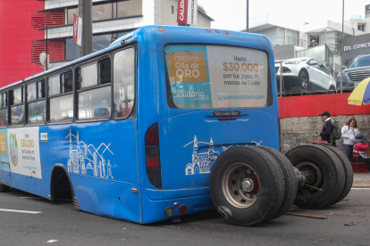 En 2022, la llanta de un bus que cubría la ruta El Ejido-Carcelén Bajo se desprendió.