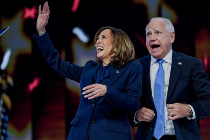 La candidata presidencial demócrata de Estados Unidos, Kamala Harris, y el gobernador de Minnesota y candidato demócrata a vicepresidente, Tim Walz.
