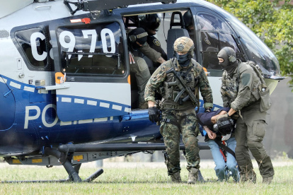 Agentes de la Policía Federal conducen al sospechoso del ataque con cuchillo en Solingen desde el helicóptero hasta su comparecencia ante el Tribunal Supremo Federal (BGH) en Karlsruhe.