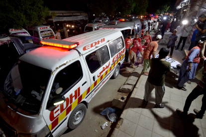 Equipos de rescate de Pakistán trasladaron a las personas herida a casas de salud para que sean atendidas.