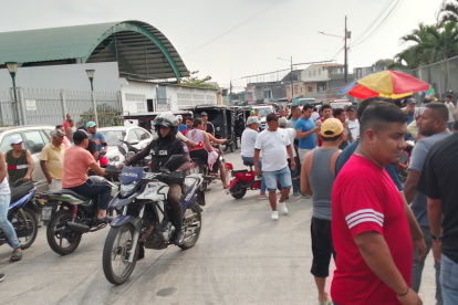 En Samborondón, la Policía recorre la zona donde se registró el asesinato del empleado municipal.
