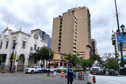 La inclinación del edificio Fantasía ha causado temor entre los habitantes de ese sector de Guayaquil.