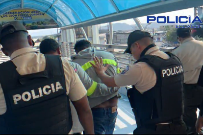 Momentos de angustia por hombre que intentó lanzarse de paso peatonal de La Aurora, Daule.