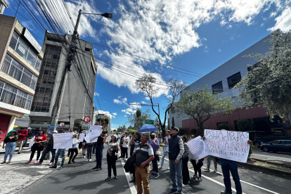 La protesta fue a las afueras de la SEPS la mañana de este 26 de agosto de 2024.