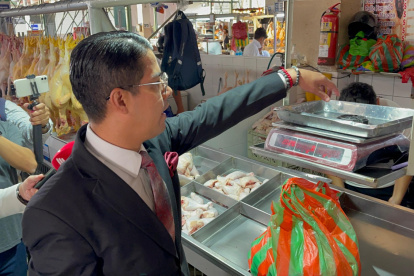 Autoridad. El intendente de Policía del Guayas, Raúl Japón, en un operativo en el mercado Sauces IX.