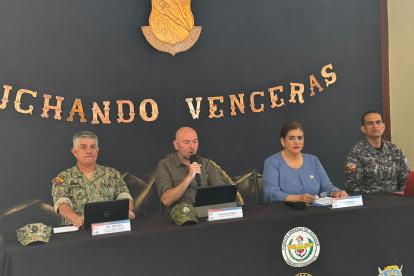 Gian Carlo Loffredo, ministro de Defensa, junto a Mónica Palencia, titular de la cartera del Interior.