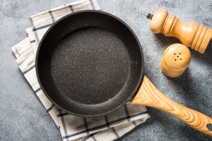 Hay un tipo de sartén que podría estar poniendo en riesgo tu salud.