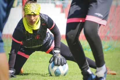 Irene Tobar es la experiencia en el arco de Ñañas.
