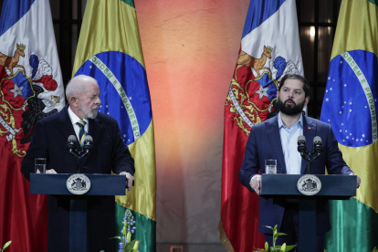 El presidente de Chile, Gabriel Boric (d), y el presidente de Brasil, Luiz Inácio Lula da Silva, en el palacio de La Moneda.