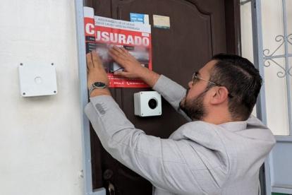 Medida. La autoridad clausura un local que al parecer hacían procedimiento quirúrgico sin  tener los debidos permisos.