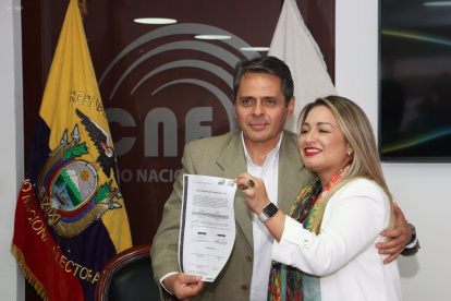 El general Víctor Araus y su binomio Cristina Carrera aceptaron su precandidatura en el CNE.