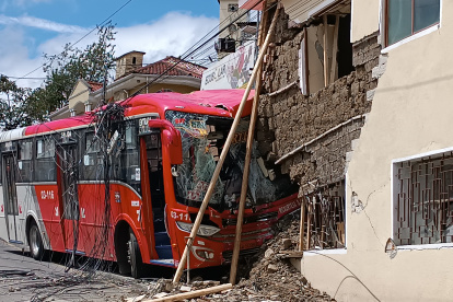 Hecho. La unidad permanecerá a orillas de la vivienda afectada hasta que se logre apuntalar las paredes.