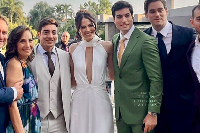 Danilo con los esposos y su familia.